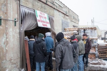 Folks picking up beer orders