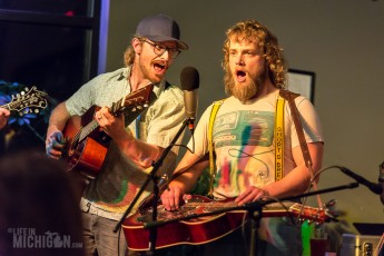 JasonDennieMarkLavengood-ChelseaAlehouse-Chelsea-MI-20151028-ChuckMarshall-020